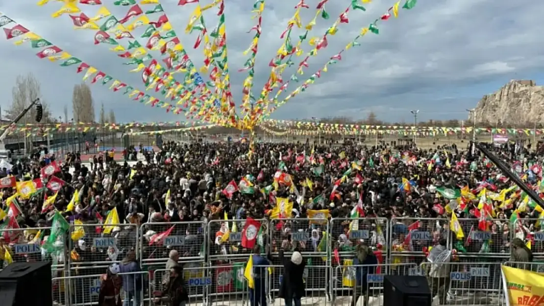 Van'da Newroz kutlamalarına on binlerce kişi katıldı