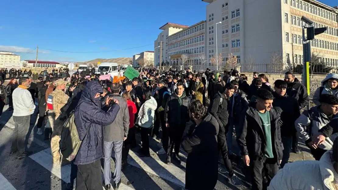 Van'da öğrenciler üst geçit için eylem yaptı