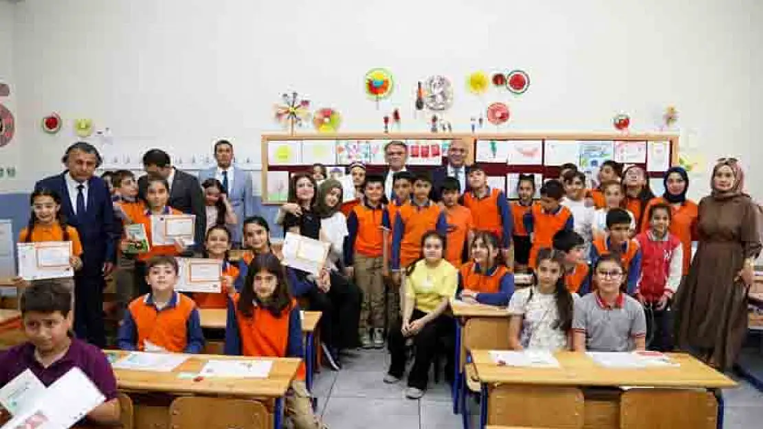 Van'da öğrencilerin karne heyecanı