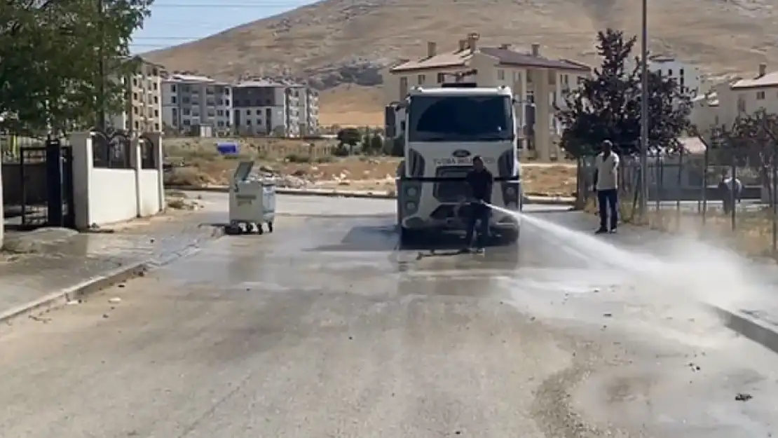Van'da okul bahçelerinde temizlik çalışması