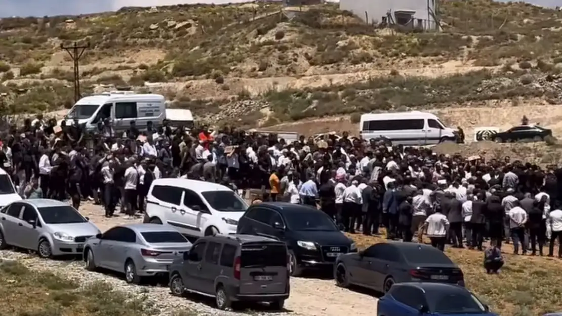 Van'da öldürülen fenomen Arda Edeoğlu, Yüksekova'da toprağa verildi