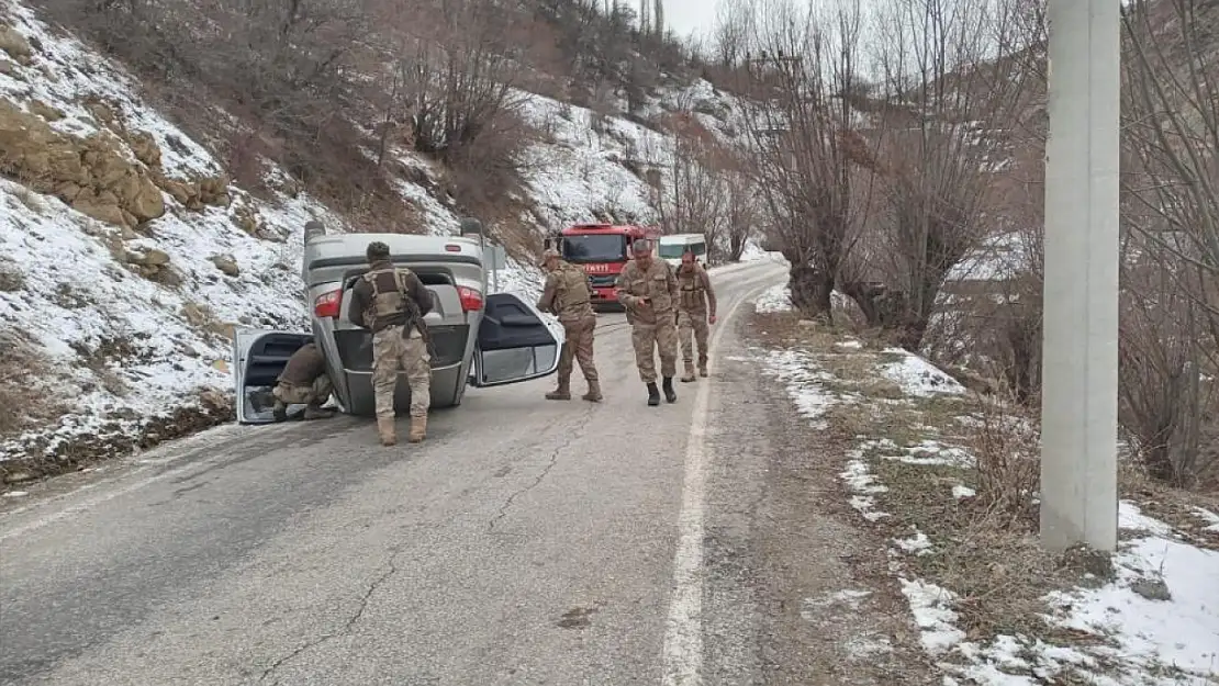 Van'da otomobil buzlanan yolda takla attı! Yaralılar var