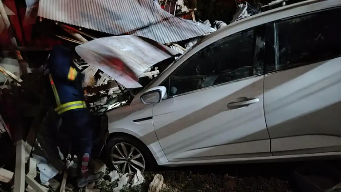 Van'da otomobil duvara çarptı