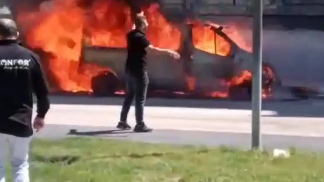 Van'da park halindeki minibüs alev alev yandı