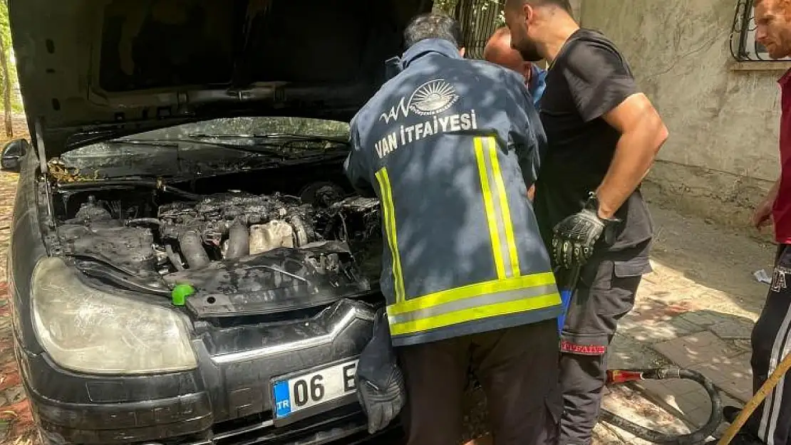 Van'da park halindeki otomobil yandı