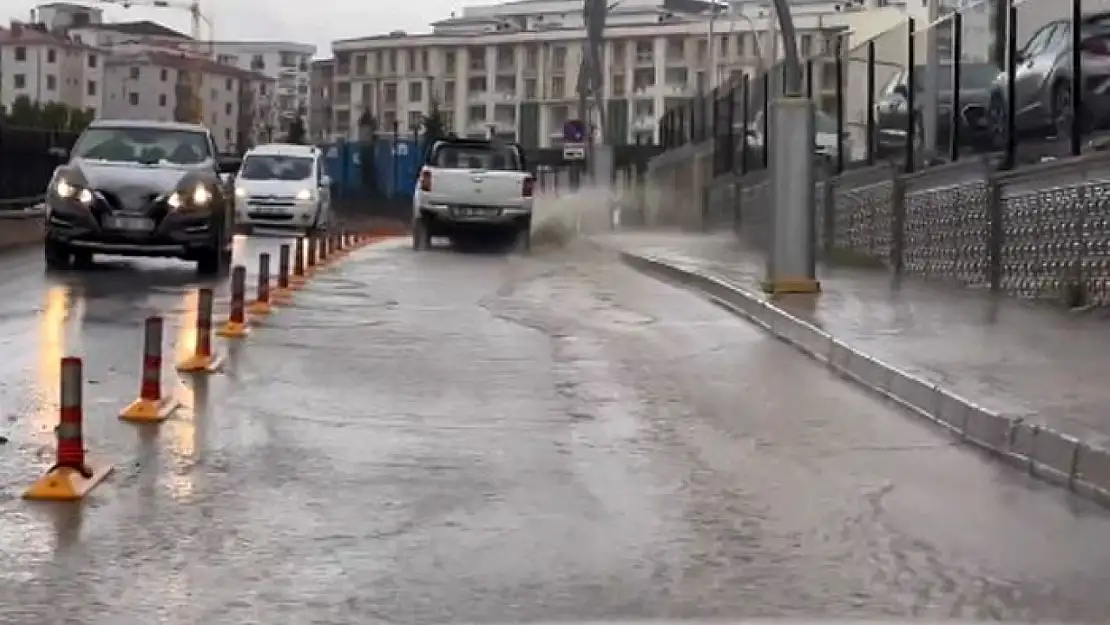 Van'da sağanak yağış sokakları göle çevirdi