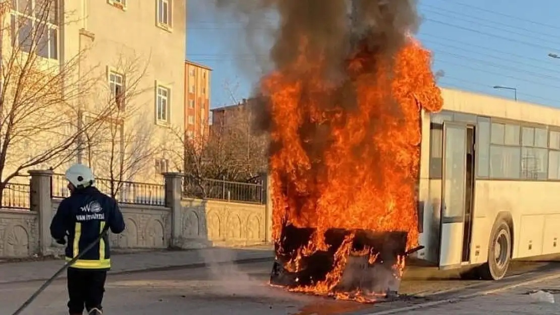 Van'da servis otobüsü alev alev yandı