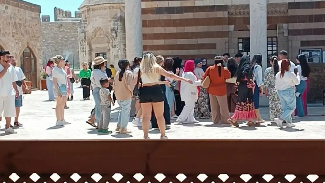 Van'da tarihi camiye uygunsuz kıyafetlerle girilmesi tepki topladı