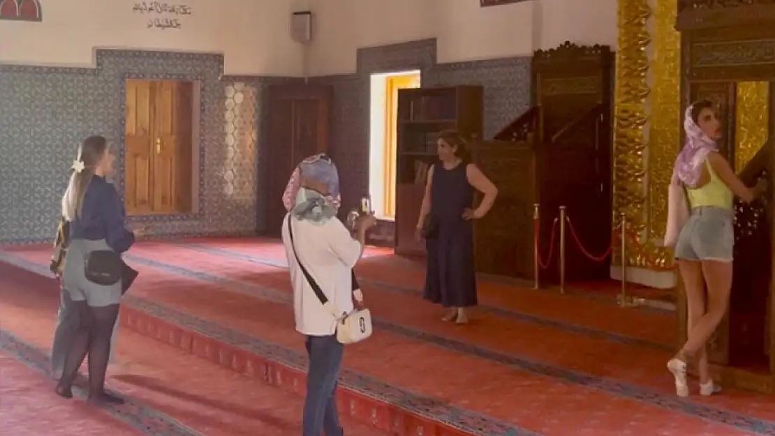 Van'da tarihi camiyi uygunsuz kıyafetlerle ziyaret eden turistlerle ilgili tartışma sürüyor