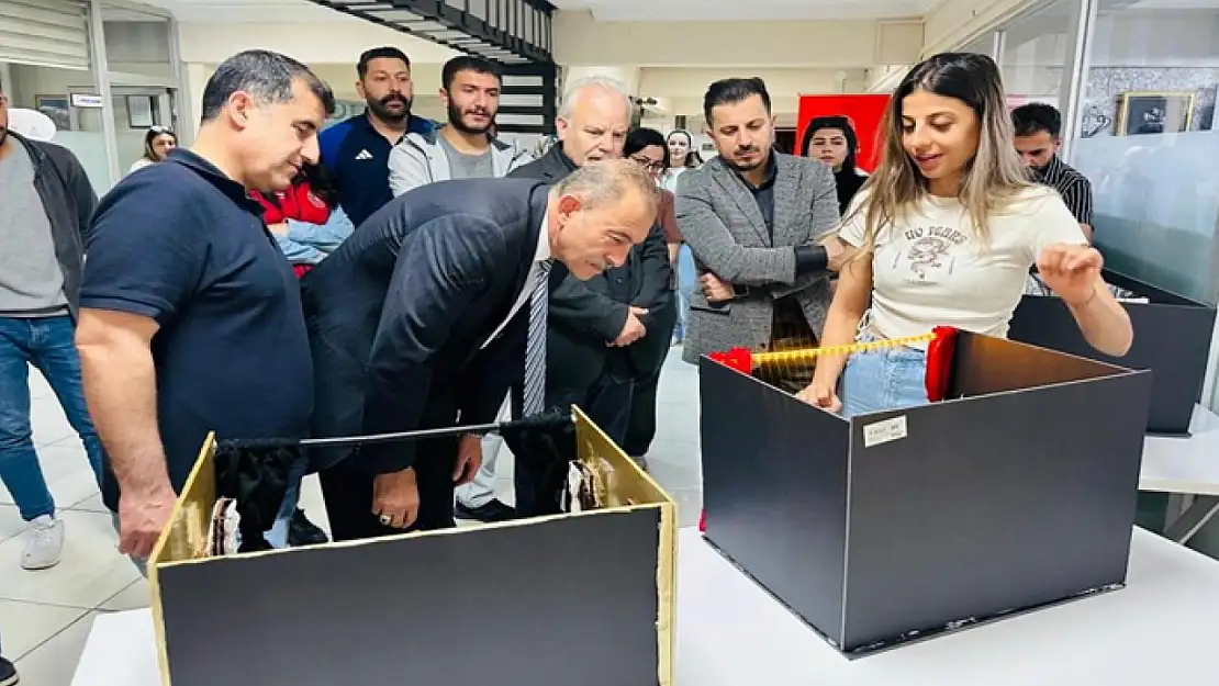 Van'da 'Tiyatro Dekorları Maket Sergisi' açıldı