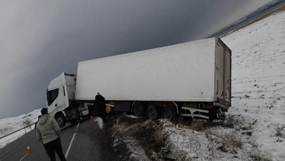 Van'da trafik kazası! Otomobil ve tır çarpıştı