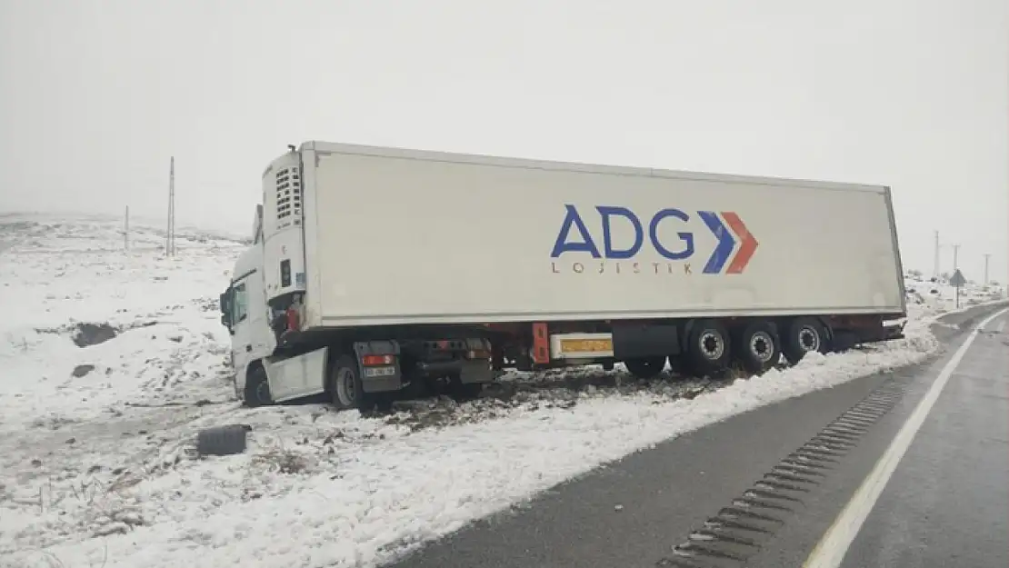 Van''da trafik kazası! Tır yoldan çıktı