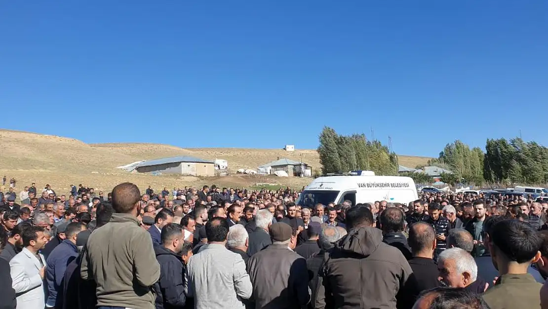 Van'da trafik kazasında hayatını kaybeden baba ve oğlu toprağa verildi