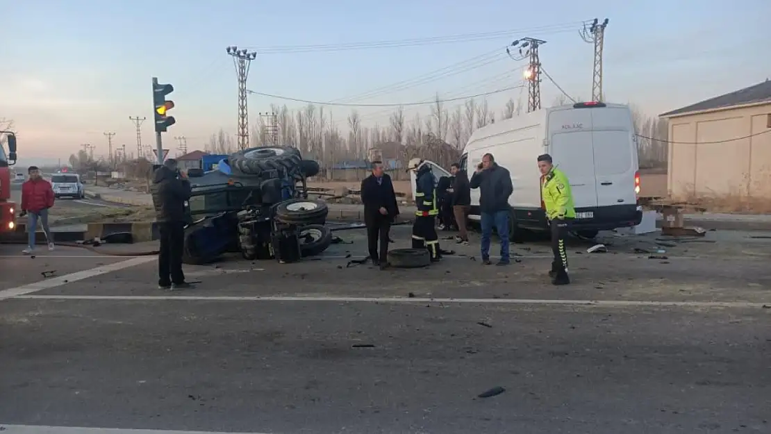 Van'da traktör ile minibüs çarpıştı 2 yaralı