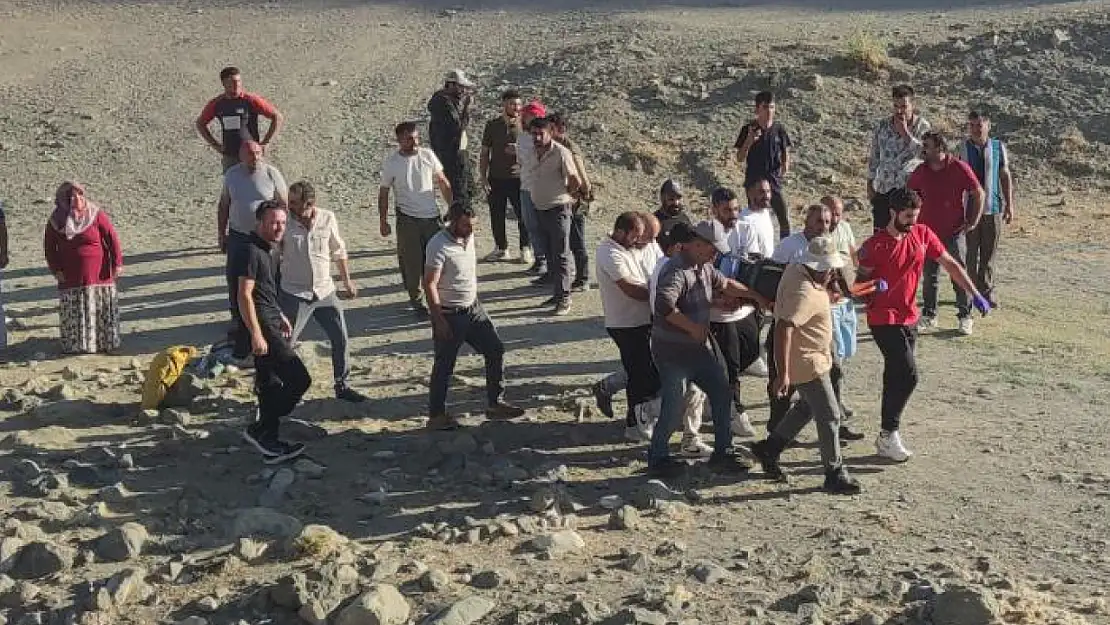 Van'da traktörün römorku devrildi: 8 yaralı