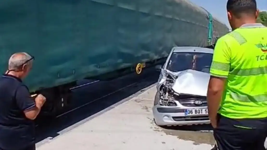 Van'da tren otomobile çarptı