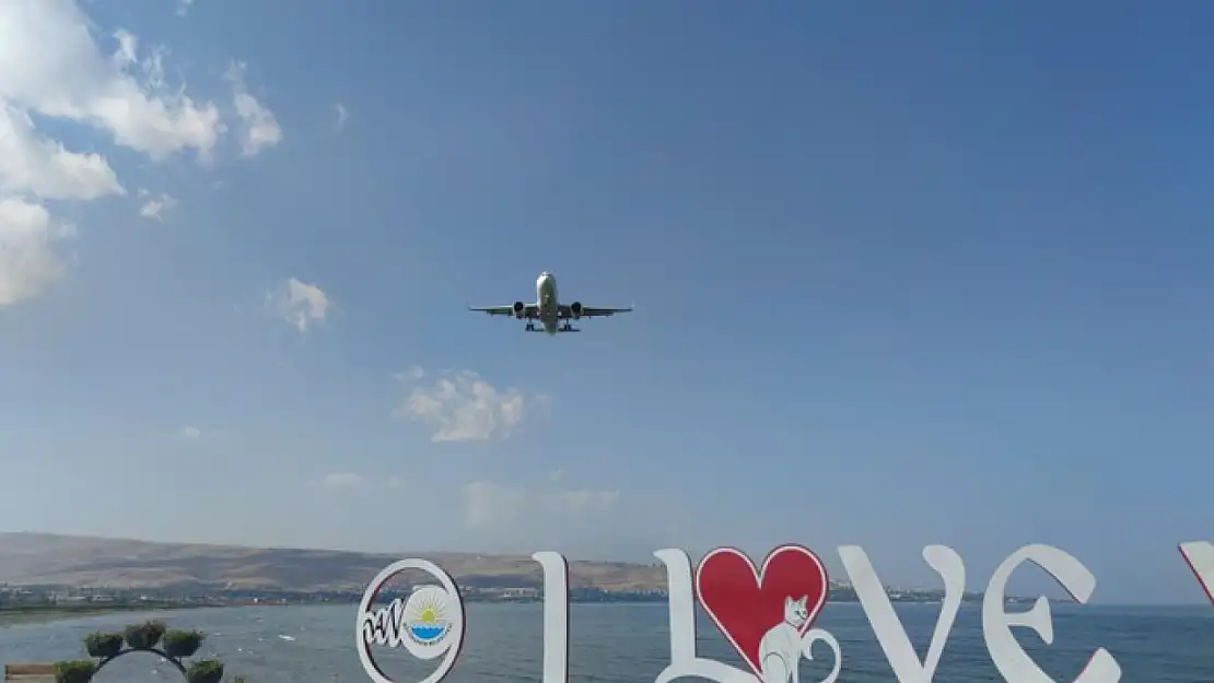 Van'da uçaklar son kez piste indi