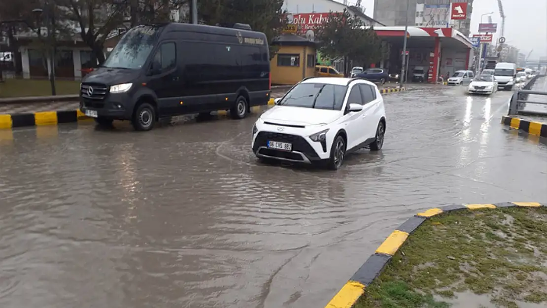 Van'da yağışlar sokakları gölete çevirdi