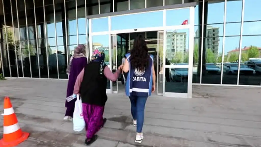 Van'da yakalanan dilencinin üzerinden 75 bin 950 TL çıktı