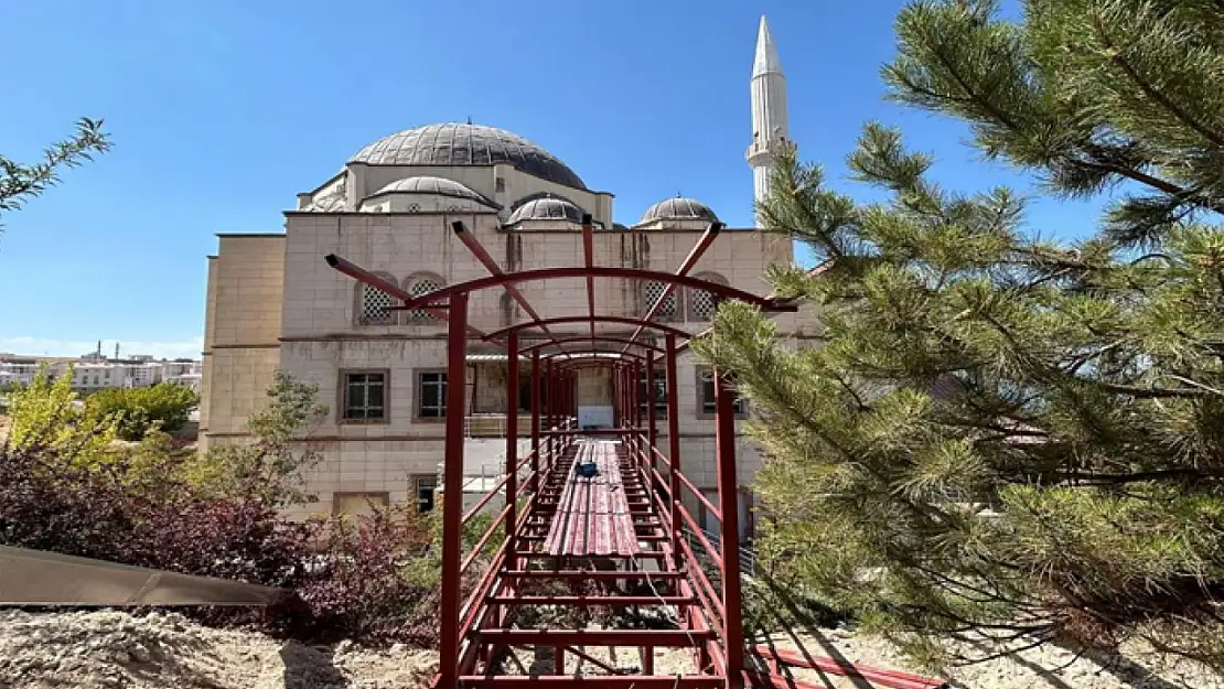 Van'da yaşlı ve engelliler için camiye geçit yapılıyor