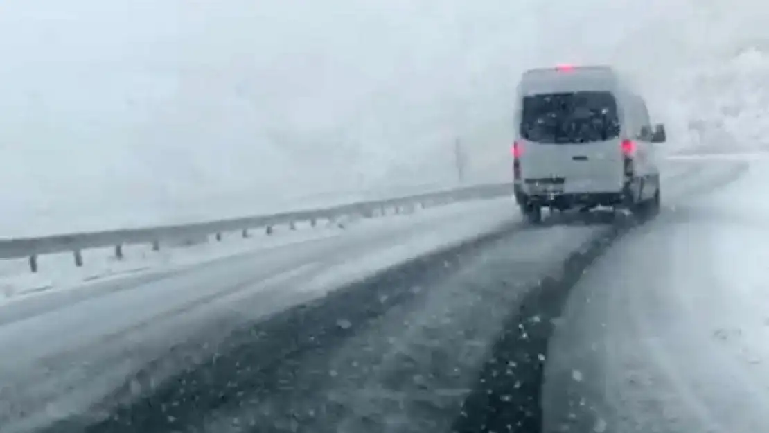 Van'da yılın ilk karı yağdı! Sürücüler zor anlar yaşadı...