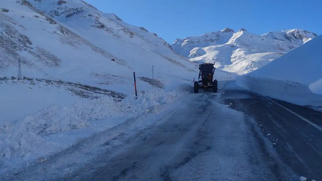 Van'da yol ulaşıma açıldı ama araç geçişine izin yok!