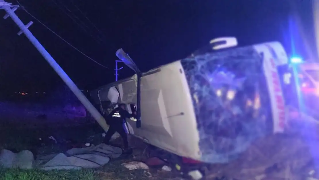 Van'da yolcu otobüsü devrildi: 28 yaralı