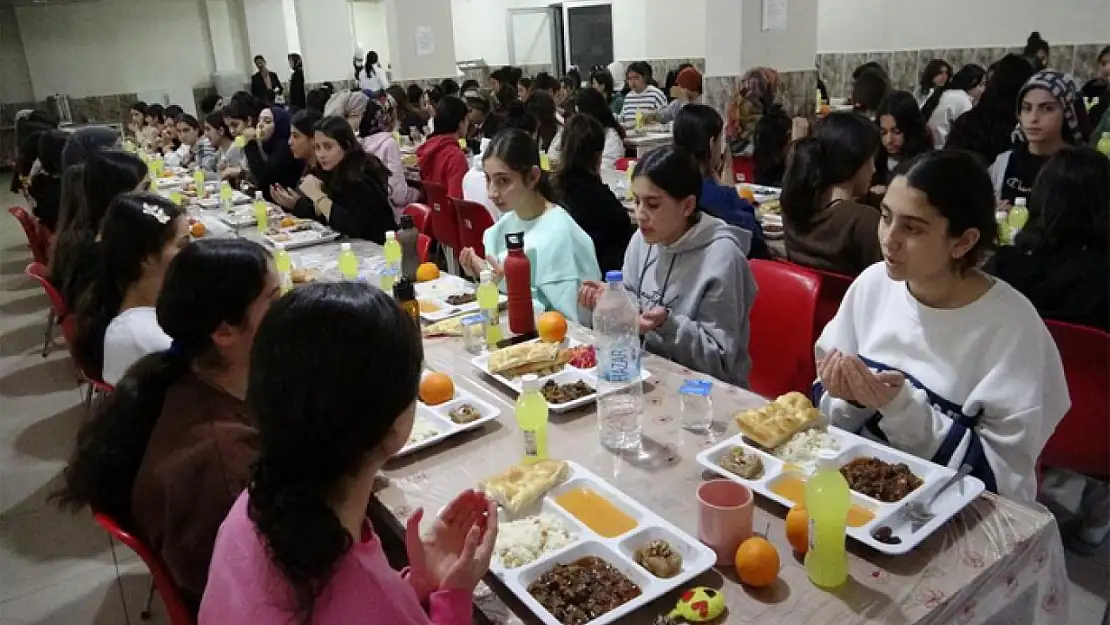 Van'daki okul pansiyonlarında restoranları aratmayan yemek menüsü