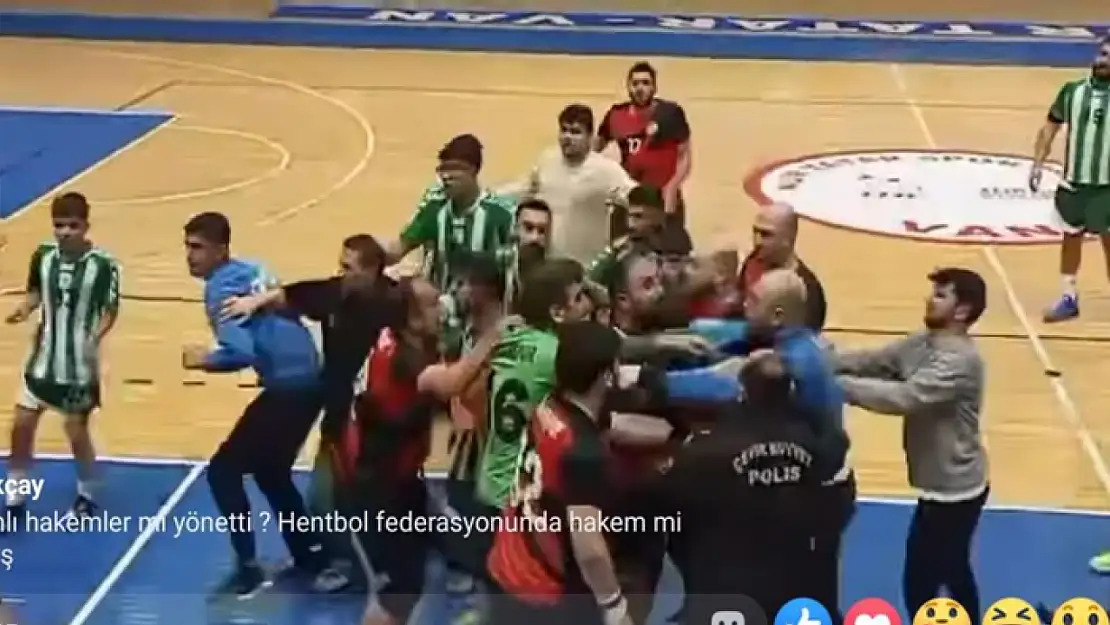 Van Erek Beşyıldız ile Bafraspor hentbol maçı boks maçına dönüştü