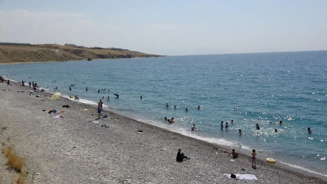Van Gölü mavi bayraklı plajıyla tatilcilerin akınına uğradı