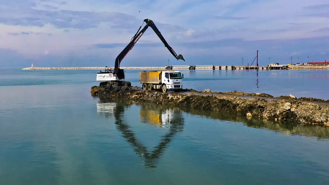 Van Gölü'nden 1 milyon 600 bin metreküp dip çamuru çıkarıldı