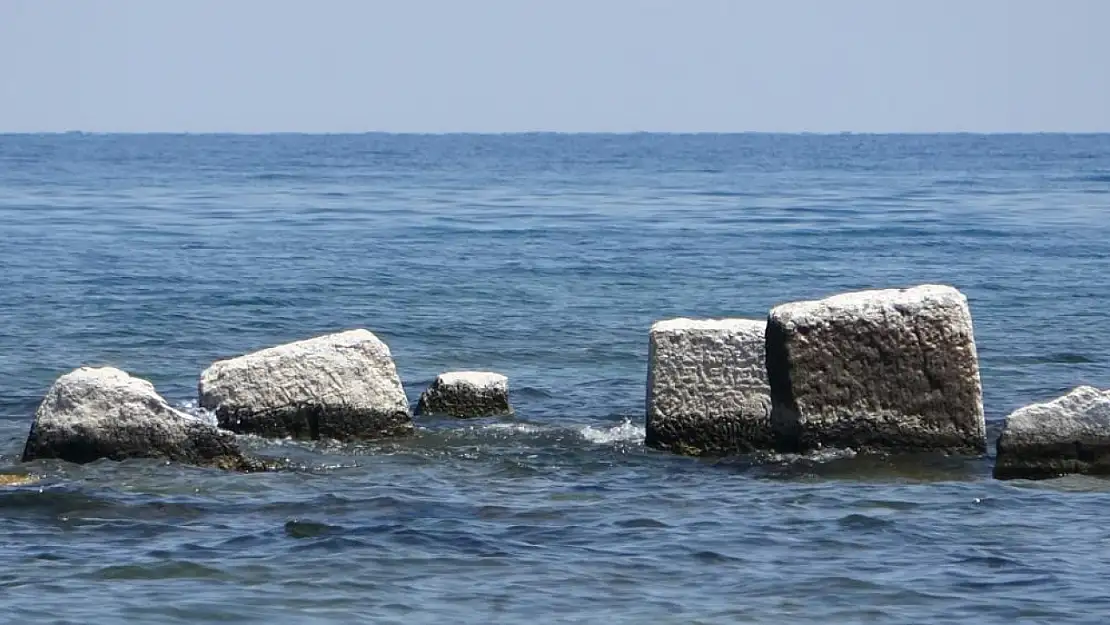 Van Gölü'nde asırlık toplu mezar alanı ortaya çıktı