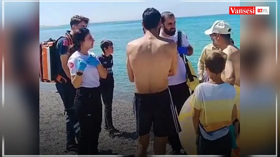 Van Gölü'nde boğulma tehlikesi geçiren baba ve oğul balıkçılar tarafından kurtarıldı