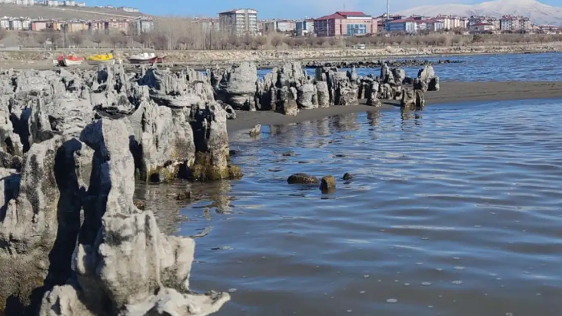 Van Gölü'nde çekilme sürüyor