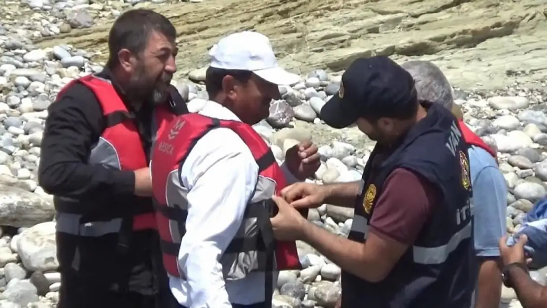 Van Gölü'nde kaybolan Ahmet'i arama çalışmalarına acılı babasıda katıldı