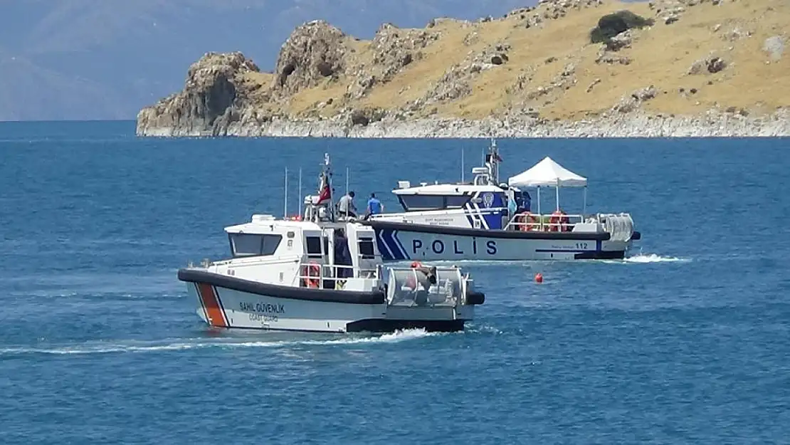 Van Gölü'nde kaybolan gencin arama çalışmaları dördüncü gününde sürüyor