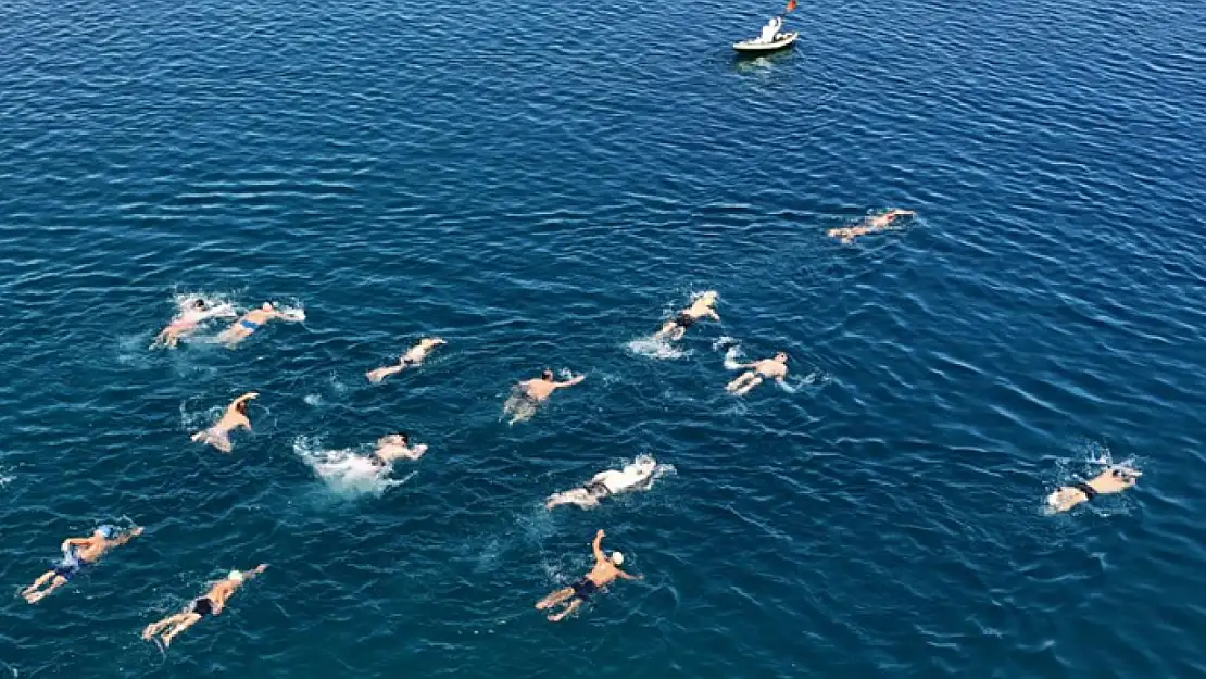 Van Gölü'nde yüzme maratonu