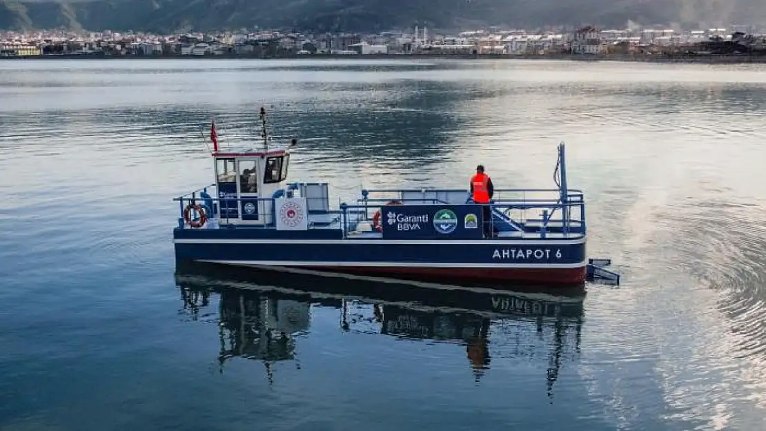 Van Gölü'nden 12 ton atık toplandı