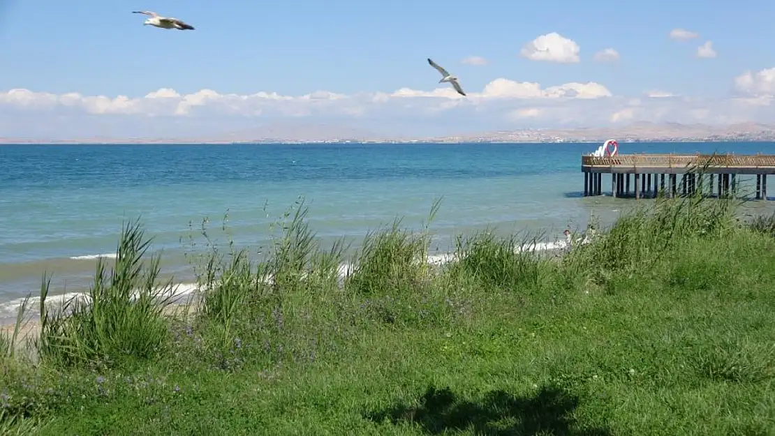 Van Gölü'nün su seviyesi yağışlarla korundu