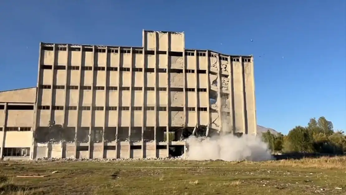 Van Gölü sahilinde 30 yıllık un fabrikası yıktırıldı