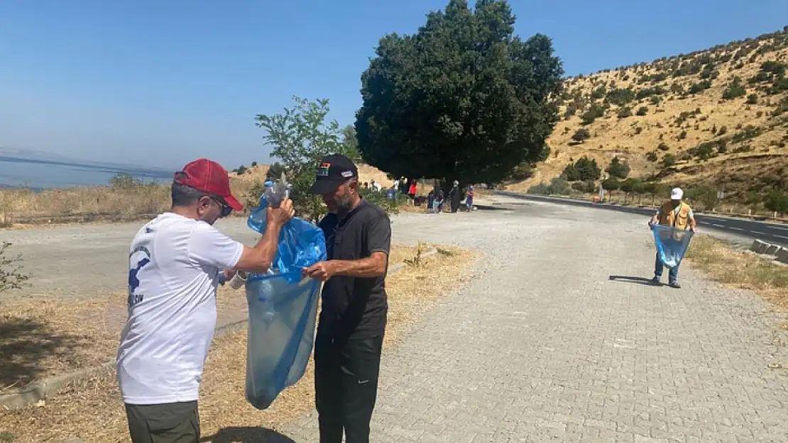 Van Gölü sahilinde çöp topladılar