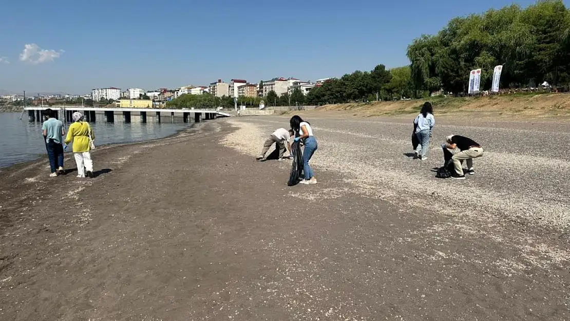 Van Gölü sahilinde çöp toplama etkinliği