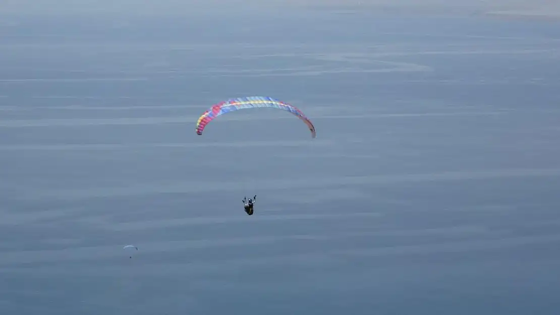 Van Gölü sahilinde yamaç paraşütü yarışması nefes kesti