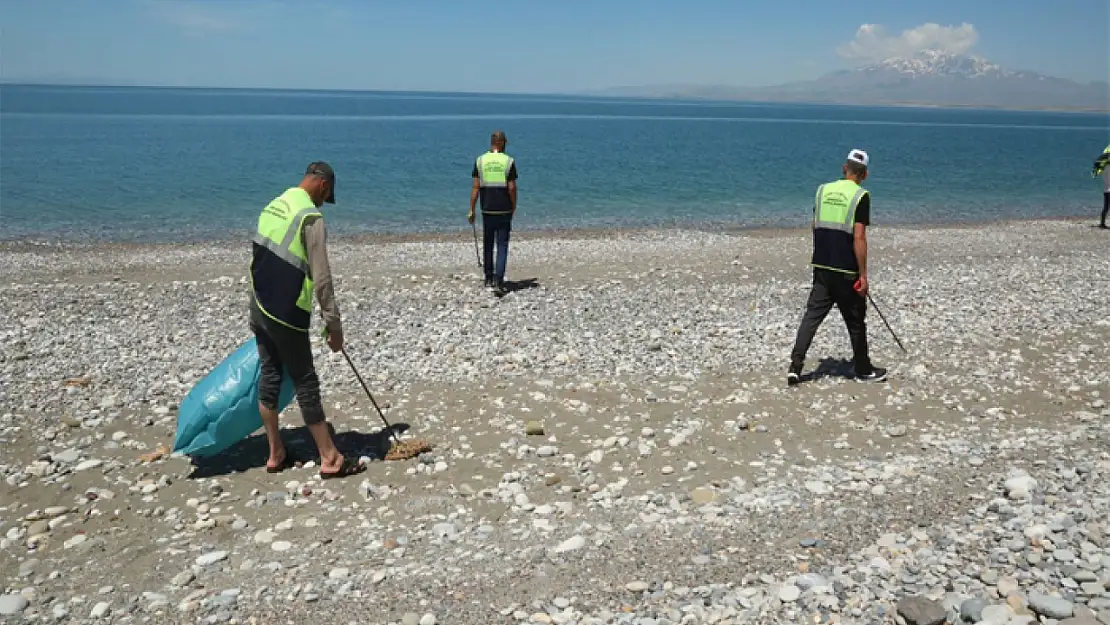 Van Gölü sahilleri temizleniyor