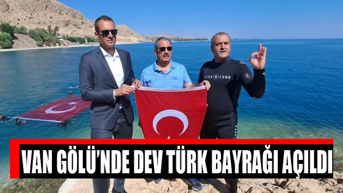 Van Gölü'nde dev Türk bayrağı açıldı