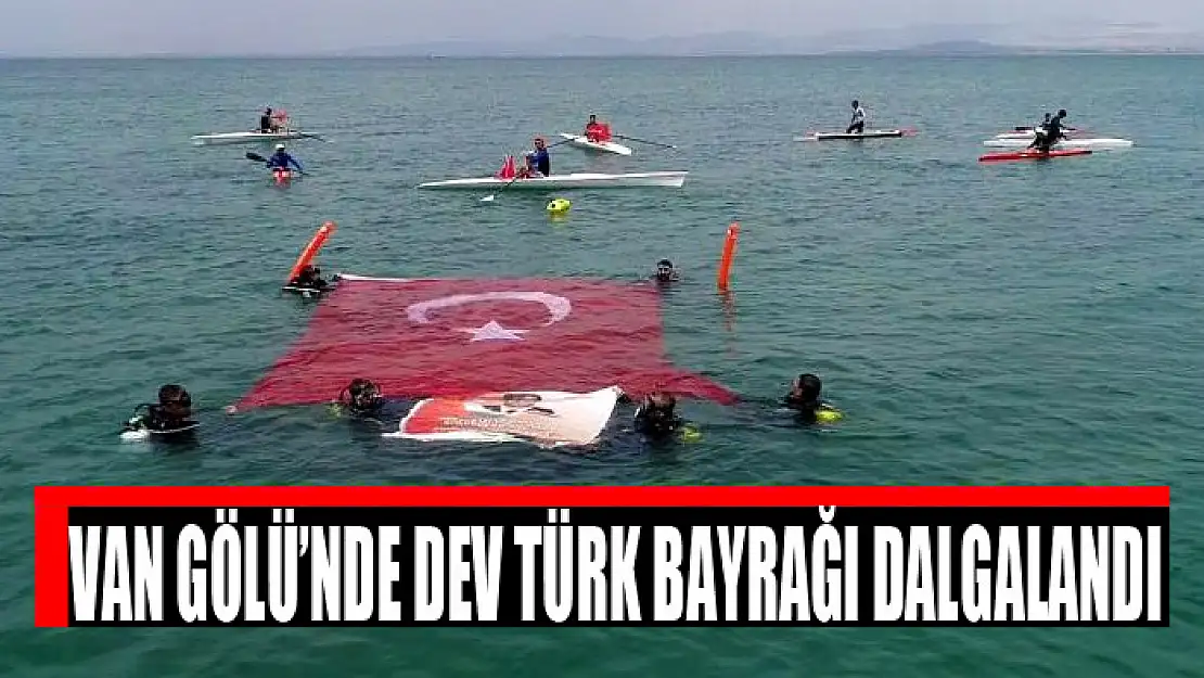 Van Gölü'nde dev Türk bayrağı dalgalandı