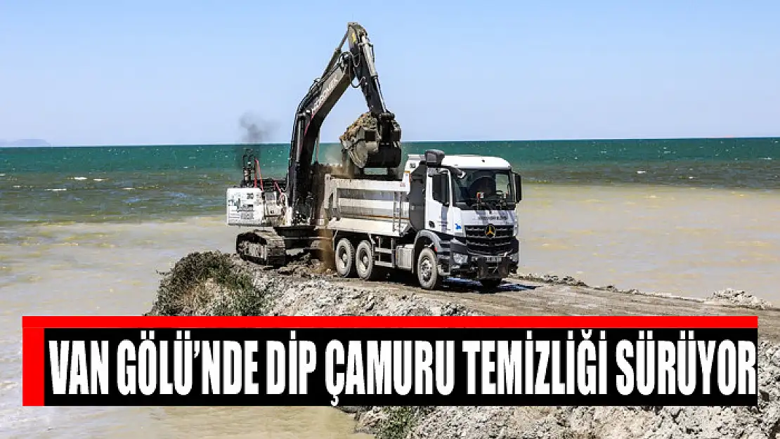 Van Gölü'nde dip çamuru temizliği sürüyor