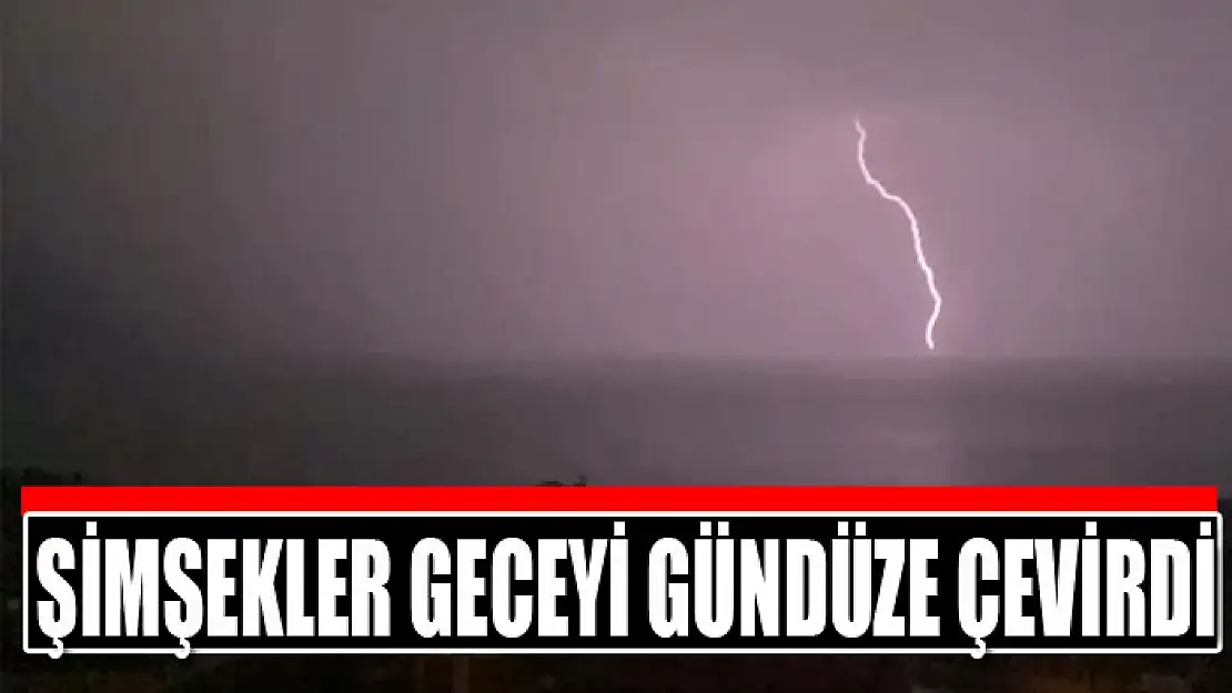 Van Gölü'ne düşen şimşekler geceyi gündüze çevirdi