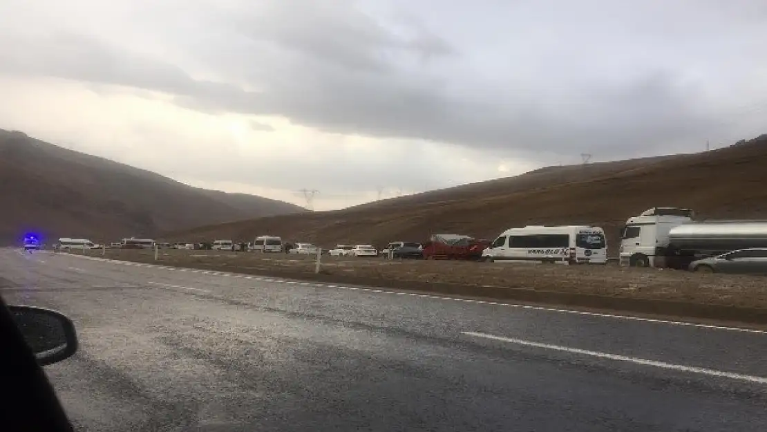 Van-Hakkari karayolu trafiğe kapatıldı