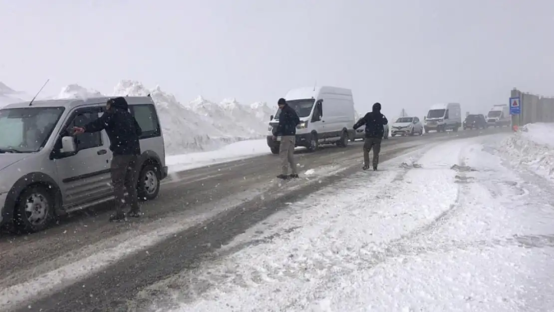 Van-Hakkari karayolu ulaşıma kapatıldı